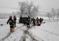 Dachowanie samochodu na śliskiej drodze - zdjęcie główne