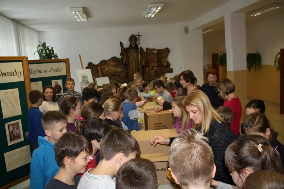 „Razem na Święta” – przedświąteczny wolontariat uczniów ze Szkoły nr 1 w Męcinie  - zdjęcie 10