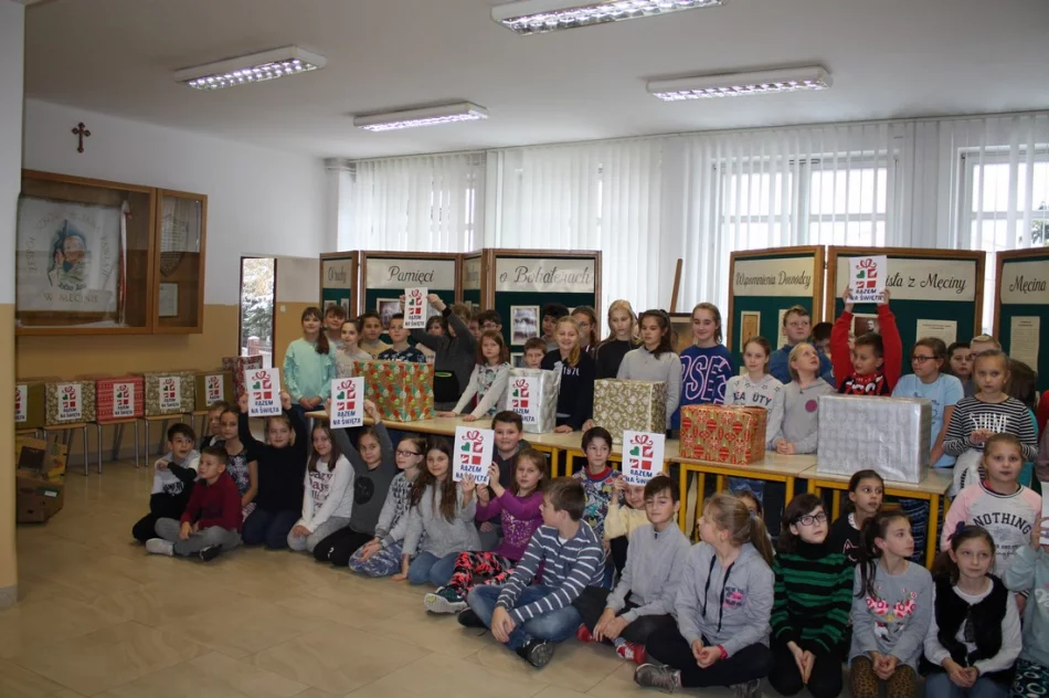 „Razem na Święta” – przedświąteczny wolontariat uczniów ze Szkoły nr 1 w Męcinie  - zdjęcie 11