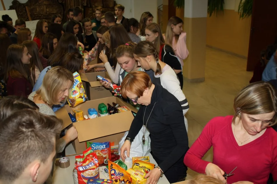 „Razem na Święta” – przedświąteczny wolontariat uczniów ze Szkoły nr 1 w Męcinie  - zdjęcie 13