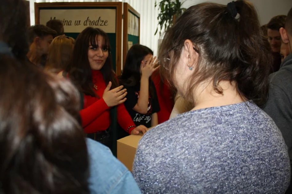„Razem na Święta” – przedświąteczny wolontariat uczniów ze Szkoły nr 1 w Męcinie  - zdjęcie 14