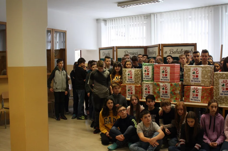 „Razem na Święta” – przedświąteczny wolontariat uczniów ze Szkoły nr 1 w Męcinie  - zdjęcie 17