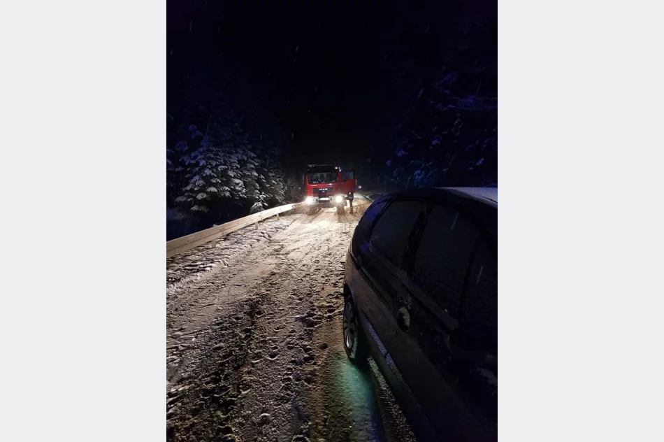 Czołowe zderzenie - dwie osoby w szpitalu - zdjęcie 6