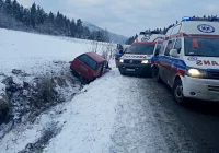 Samochód dachował w przydrożnym rowie. Pogotowie zabrało dwie osoby do szpitala - zdjęcie główne