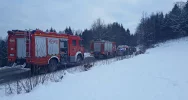 Samochód dachował w przydrożnym rowie. Pogotowie zabrało dwie osoby do szpitala - zdjęcie 2