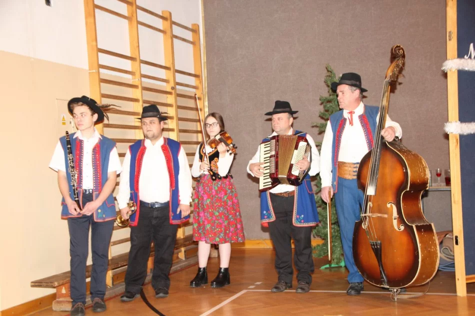 Jasełka i spotkanie opłatkowe w Szkole Podstawowej w Pisarzowej  - zdjęcie 2