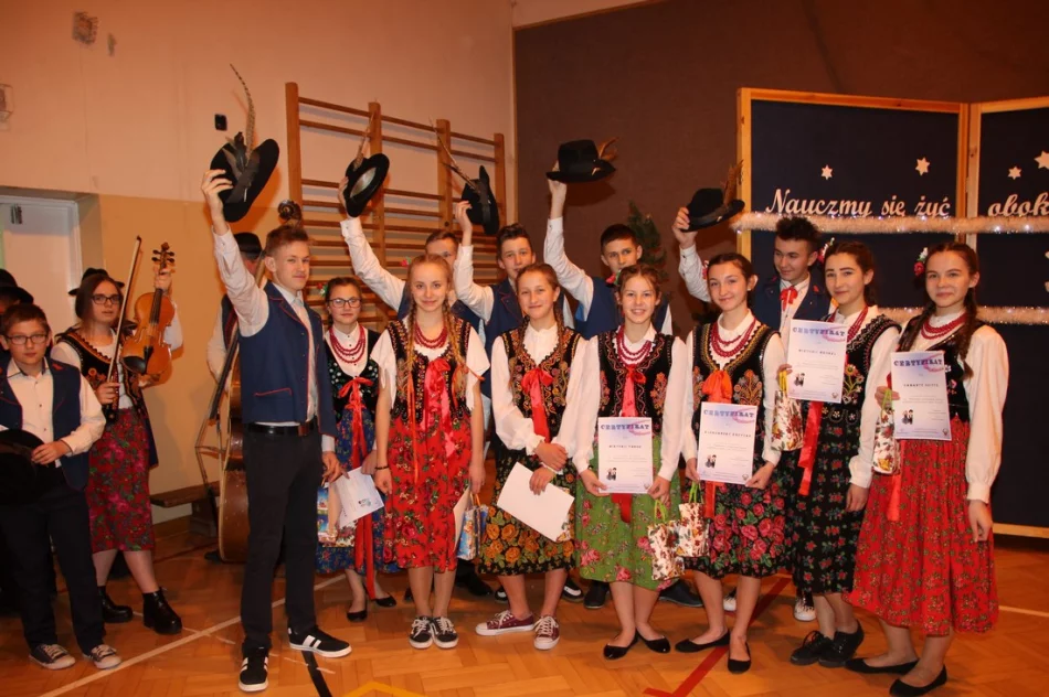 Jasełka i spotkanie opłatkowe w Szkole Podstawowej w Pisarzowej  - zdjęcie 3