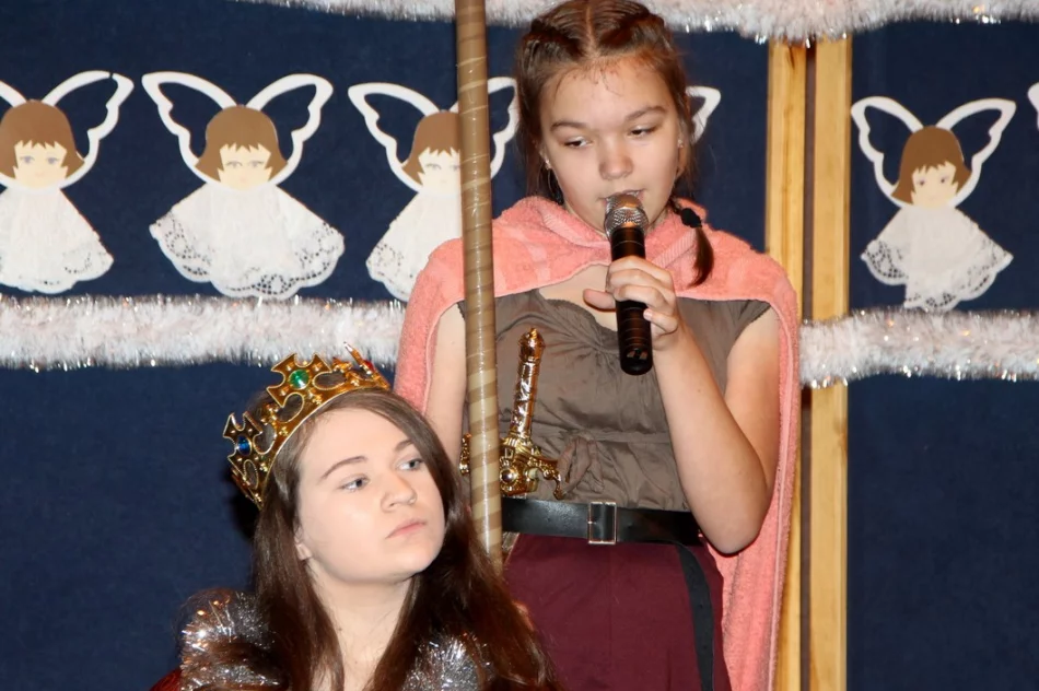 Jasełka i spotkanie opłatkowe w Szkole Podstawowej w Pisarzowej  - zdjęcie 16