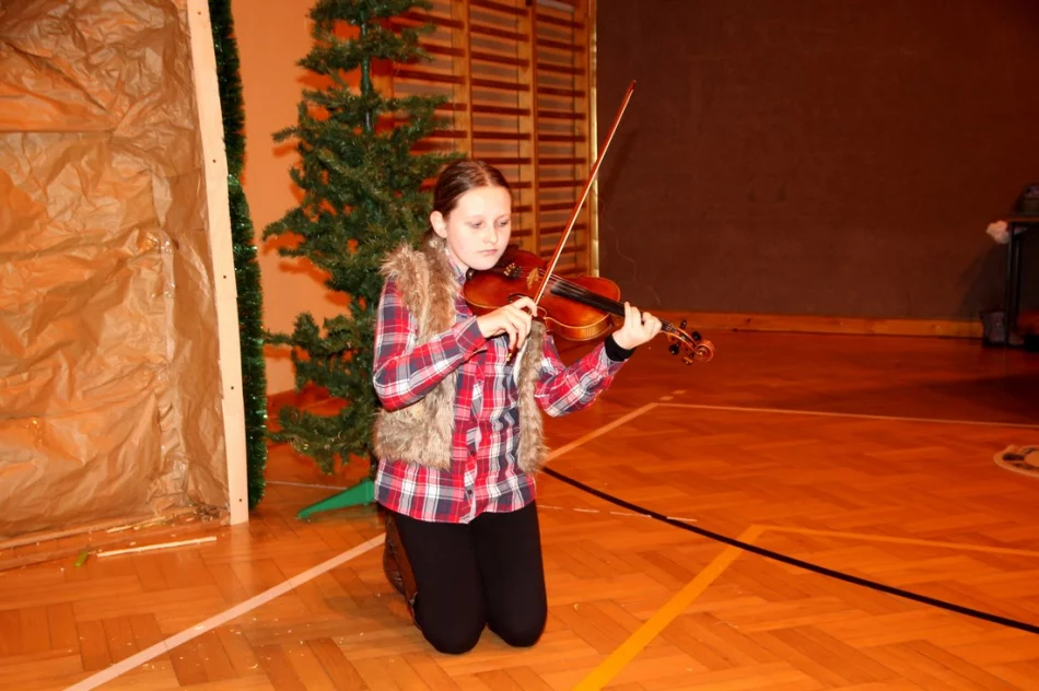 Jasełka i spotkanie opłatkowe w Szkole Podstawowej w Pisarzowej  - zdjęcie 19
