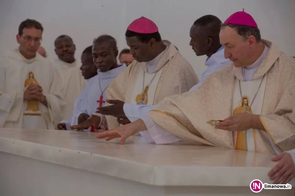 Biskup konsekrował kościół w Czadzie, którego budowniczym jest ksiądz z Męciny - zdjęcie 3