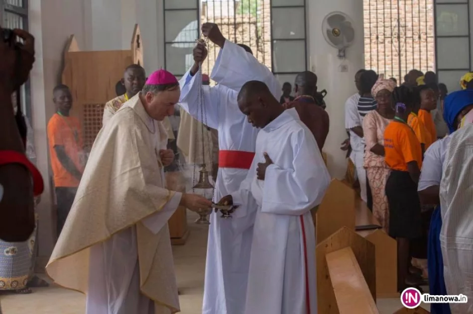 Biskup konsekrował kościół w Czadzie, którego budowniczym jest ksiądz z Męciny - zdjęcie 4