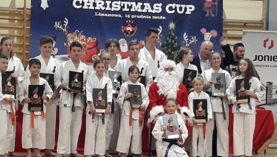 250 najmłodszych karateków i cheerleaderek rywalizowało podczas Mikołajkowego Turnieju „ARS Limanowa Christmas Cup” - zdjęcie 1