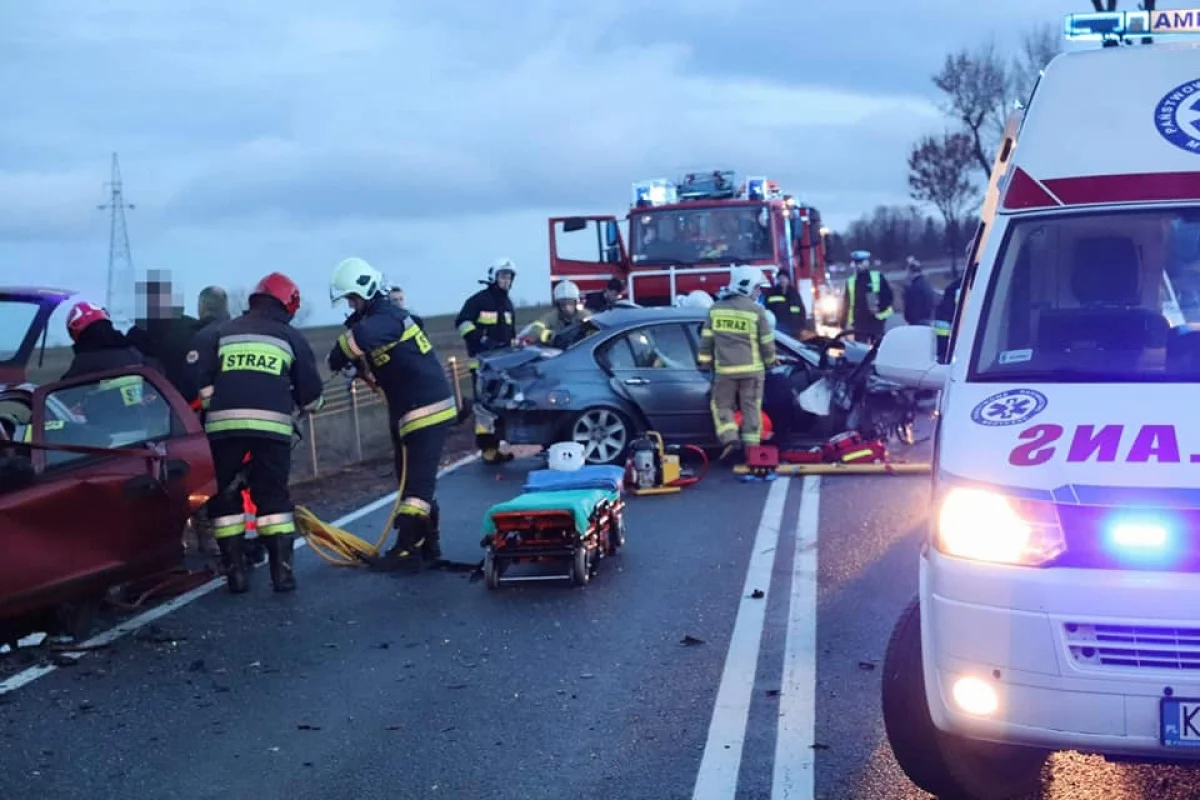 Kierowca BMW stracił panowaniem nad pojazdem, który uderzył w Opla, a później w Peugeota