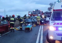 Kierowca BMW stracił panowaniem nad pojazdem, który uderzył w Opla, a później w Peugeota - zdjęcie główne