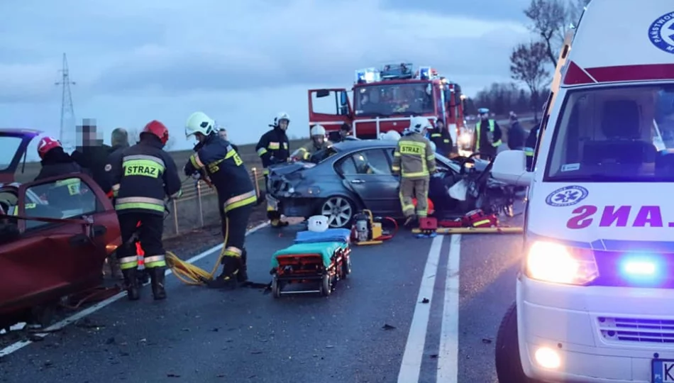 Kierowca BMW stracił panowaniem nad pojazdem, który uderzył w Opla, a później w Peugeota - zdjęcie 1