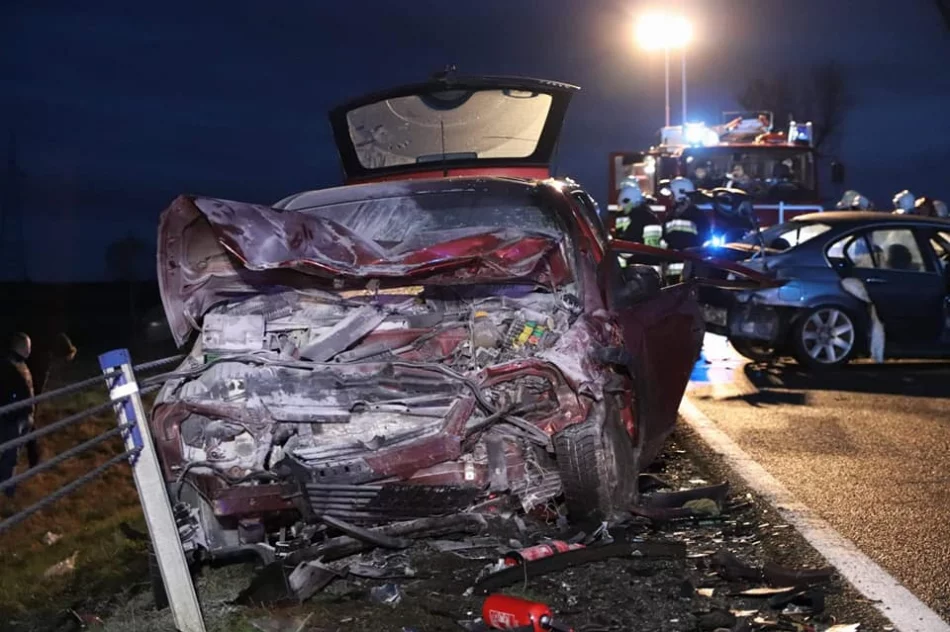 Kierowca BMW stracił panowaniem nad pojazdem, który uderzył w Opla, a później w Peugeota - zdjęcie 4