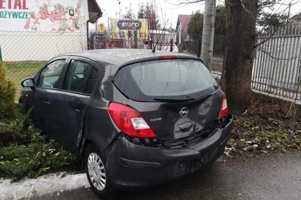 Honda najechała na Opla, Opel uderzył w ogrodzenie