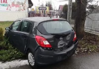 Honda najechała na Opla, Opel uderzył w ogrodzenie - zdjęcie główne