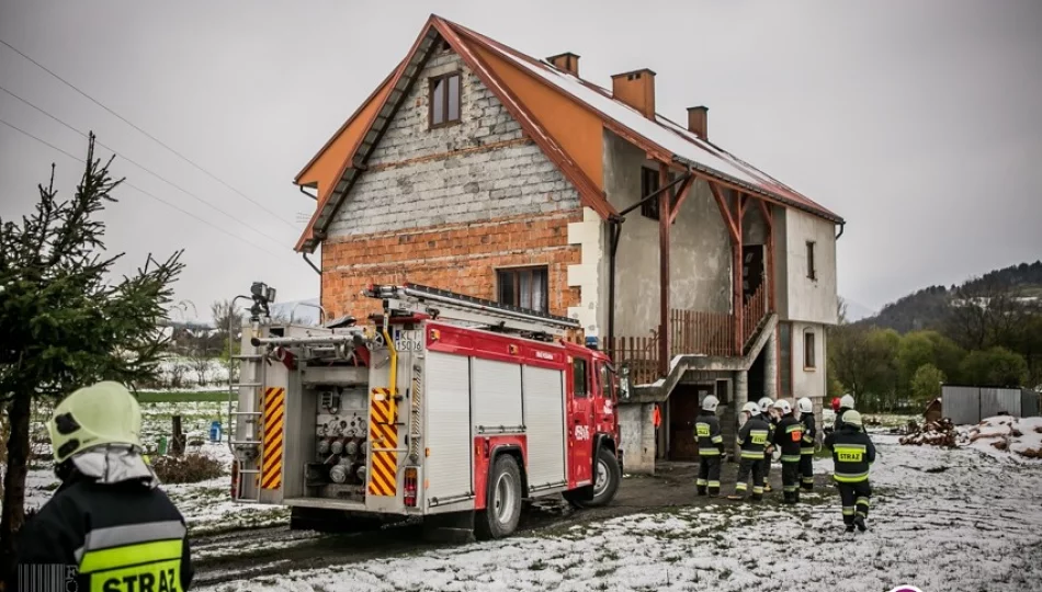 Po zaprószeniu ognia spłonął m.in. tapczan. Lokatorzy odmówili transportu do szpitala - zdjęcie 1