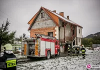 Po zaprószeniu ognia spłonął m.in. tapczan. Lokatorzy odmówili transportu do szpitala - zdjęcie główne