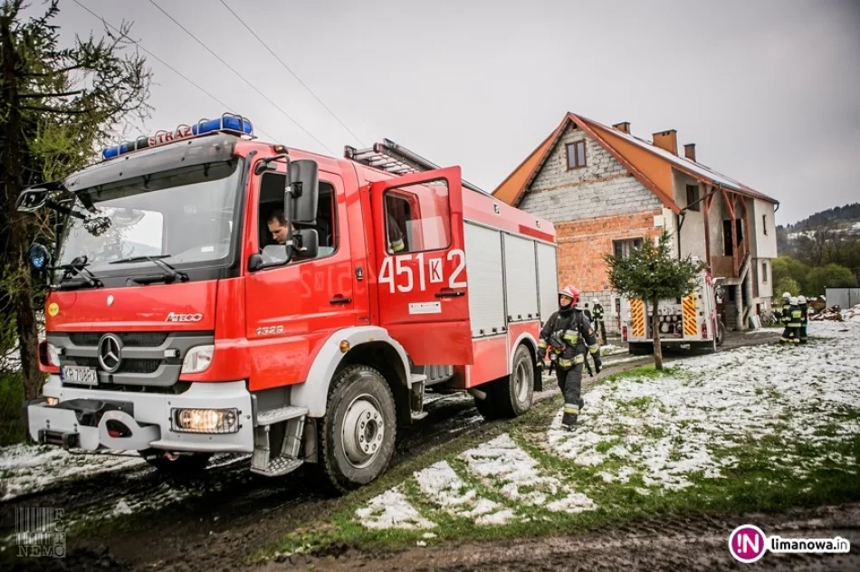Po zaprószeniu ognia spłonął m.in. tapczan. Lokatorzy odmówili transportu do szpitala - zdjęcie 3