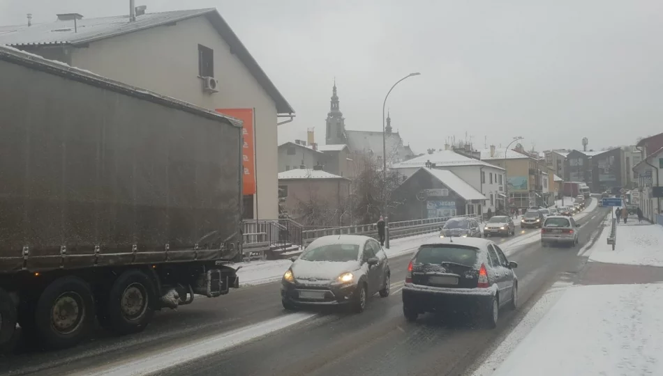 Utrudnienia w centrum - ciężarówka nie mogła pokonać podjazdu - zdjęcie 1