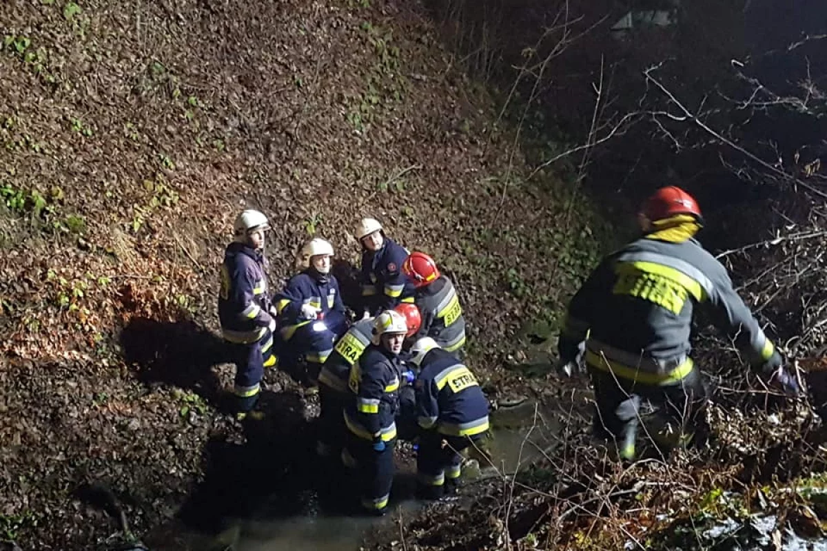 Mężczyzna wpadł do koryta potoku, pomogli strażacy i ratownicy medyczni