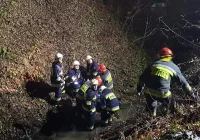 Mężczyzna wpadł do koryta potoku, pomogli strażacy i ratownicy medyczni - zdjęcie główne