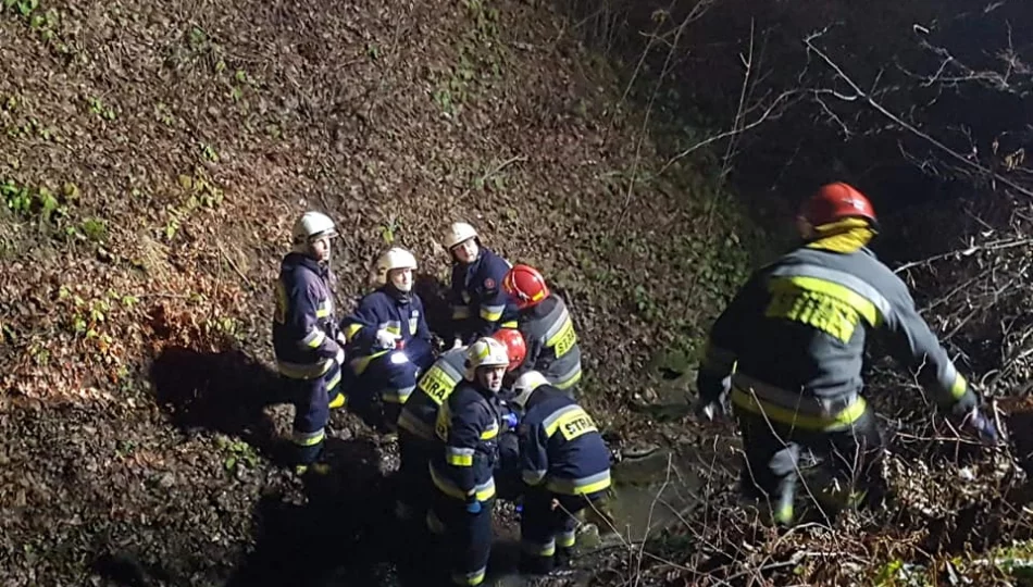 Mężczyzna wpadł do koryta potoku, pomogli strażacy i ratownicy medyczni - zdjęcie 1