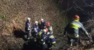 Mężczyzna wpadł do koryta potoku, pomogli strażacy i ratownicy medyczni - zdjęcie 2