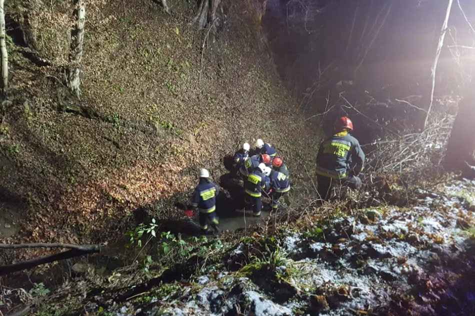 Mężczyzna wpadł do koryta potoku, pomogli strażacy i ratownicy medyczni - zdjęcie 3