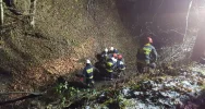 Mężczyzna wpadł do koryta potoku, pomogli strażacy i ratownicy medyczni - zdjęcie 3