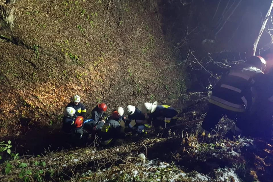 Mężczyzna wpadł do koryta potoku, pomogli strażacy i ratownicy medyczni - zdjęcie 4