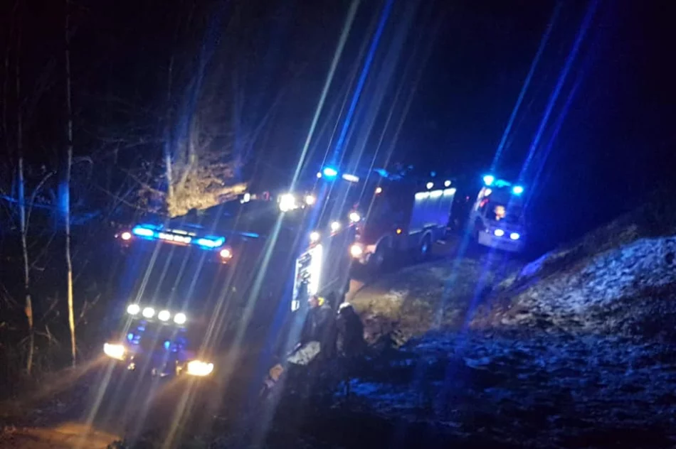 Mężczyzna wpadł do koryta potoku, pomogli strażacy i ratownicy medyczni - zdjęcie 5