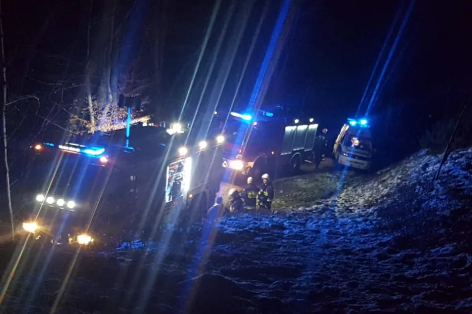 Mężczyzna wpadł do koryta potoku, pomogli strażacy i ratownicy medyczni - zdjęcie 6