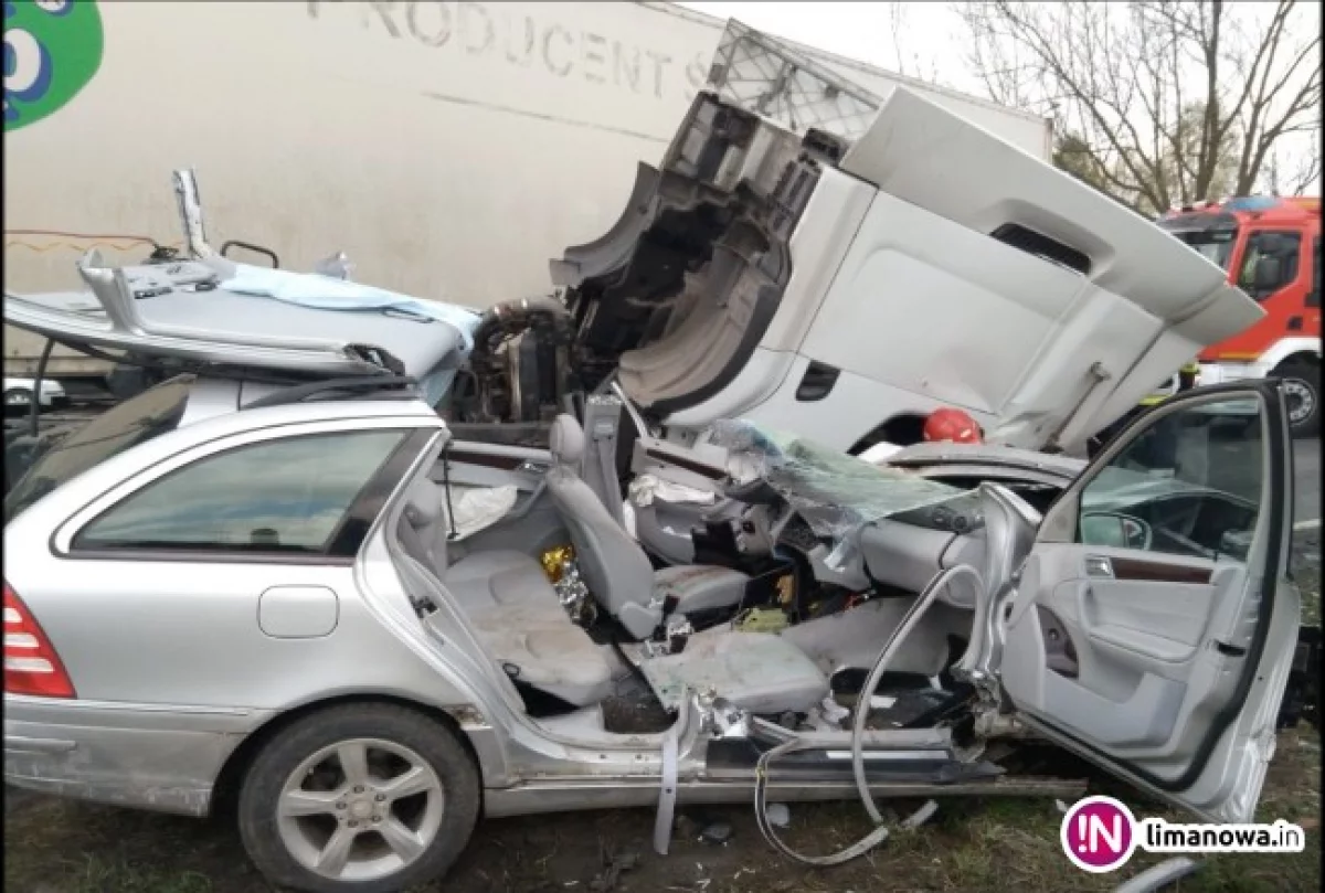 Ciężarówka z Limanowej zderzyła się czołowo z osobówką. Wypadek nagrała kamera (wideo)
