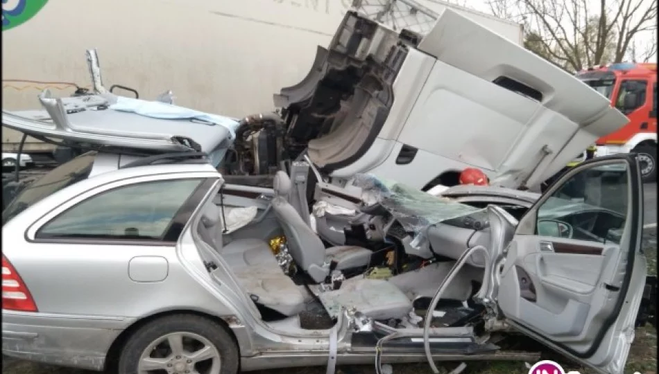Ciężarówka z Limanowej zderzyła się czołowo z osobówką. Wypadek nagrała kamera (wideo) - zdjęcie 1