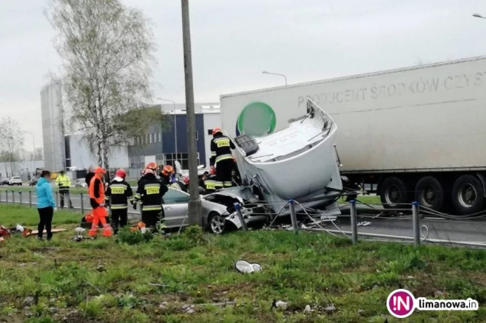 Ciężarówka z Limanowej zderzyła się czołowo z osobówką. Wypadek nagrała kamera (wideo) - zdjęcie 2