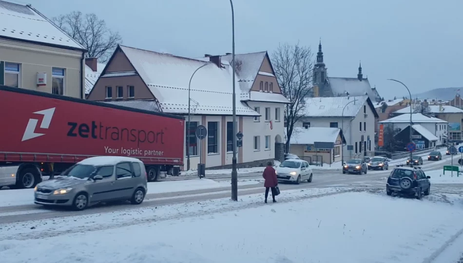 Ciężarówka kolejny raz nie mogła pokonać podjazdu przed skrzyżowaniem - zdjęcie 1