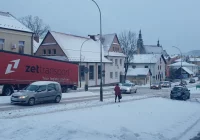 Ciężarówka kolejny raz nie mogła pokonać podjazdu przed skrzyżowaniem - zdjęcie główne