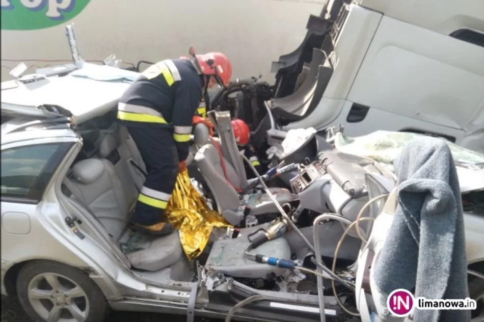 Ciężarówka z Limanowej zderzyła się czołowo z osobówką. Wypadek nagrała kamera (wideo) - zdjęcie 3