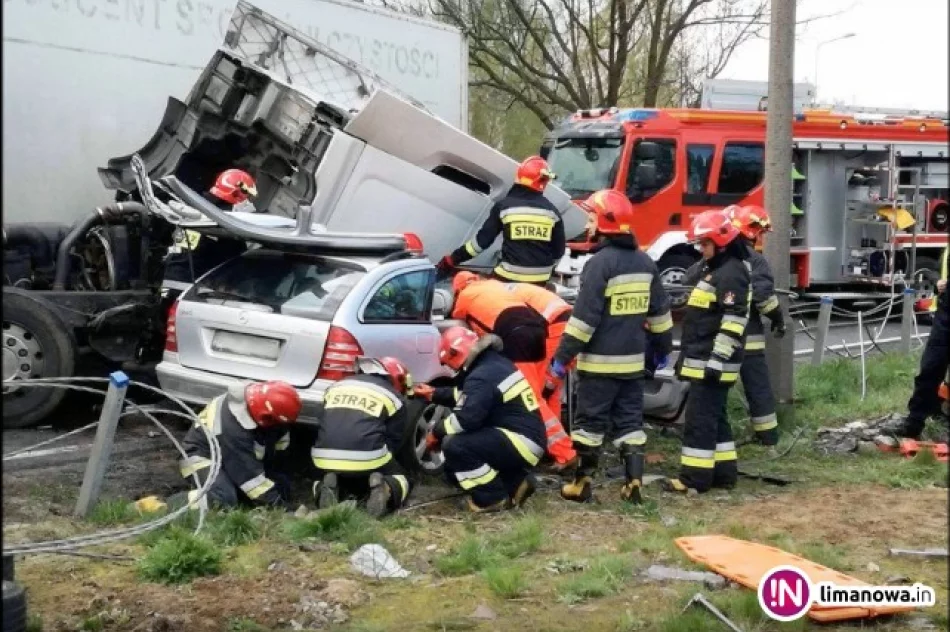 Ciężarówka z Limanowej zderzyła się czołowo z osobówką. Wypadek nagrała kamera (wideo) - zdjęcie 4