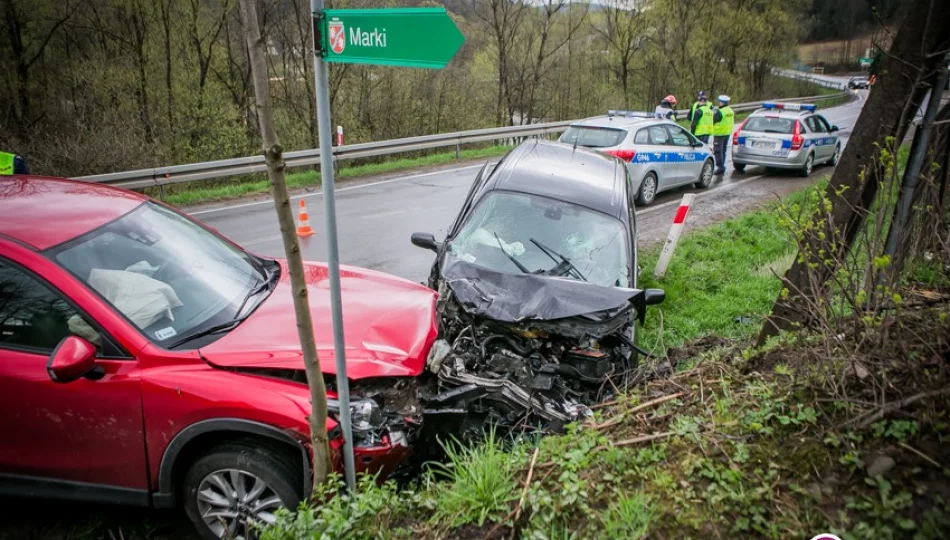 Trzy osoby trafiły do szpitala po czołowym zderzeniu - zdjęcie 1