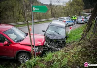 Trzy osoby trafiły do szpitala po czołowym zderzeniu - zdjęcie główne