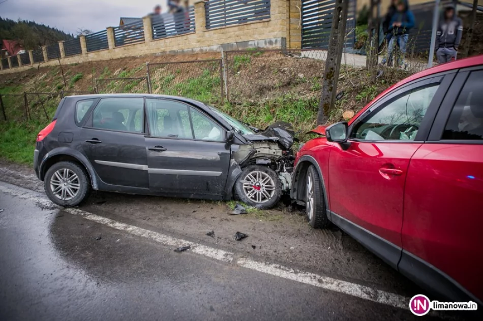 Trzy osoby trafiły do szpitala po czołowym zderzeniu - zdjęcie 3