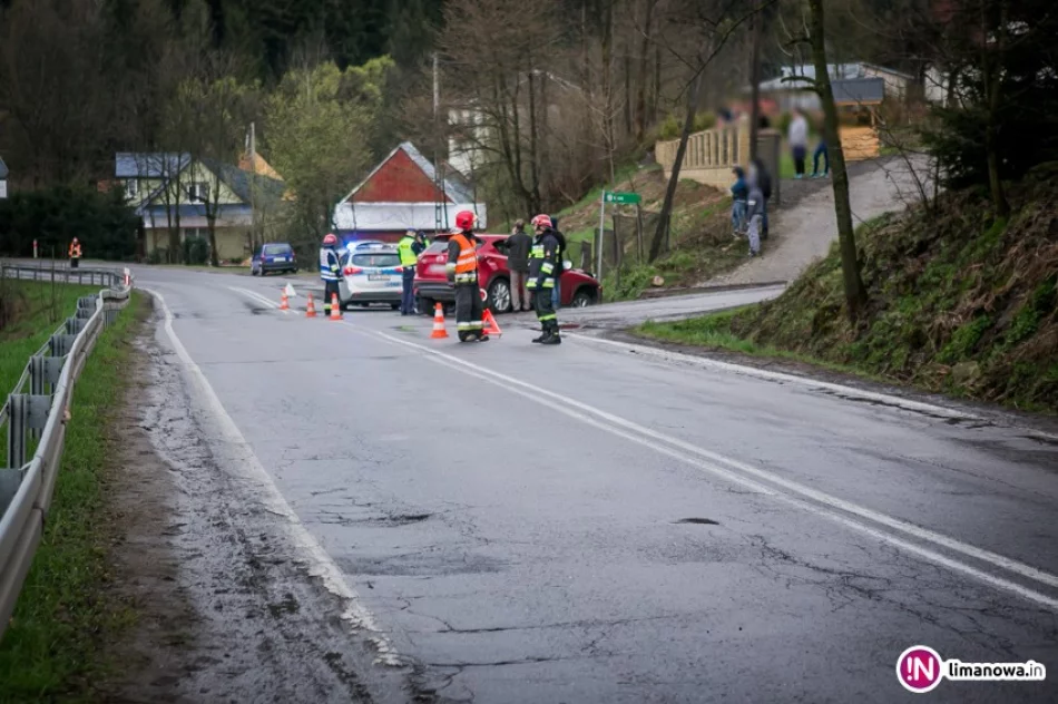 Trzy osoby trafiły do szpitala po czołowym zderzeniu - zdjęcie 4