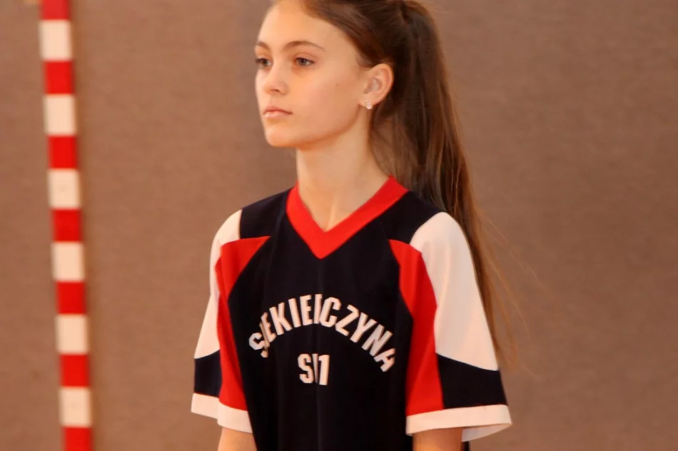 Dziewczęta z Pisarzowej kolejny raz niepokonane w siatkówce  - zdjęcie 13