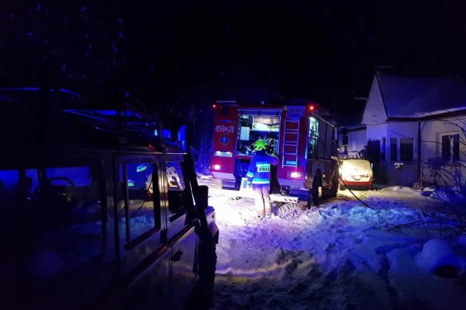 Zapaliła się ściana budynku i schody. Pożar szybko opanowano - zdjęcie 2