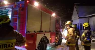 Zapaliła się ściana budynku i schody. Pożar szybko opanowano - zdjęcie 3