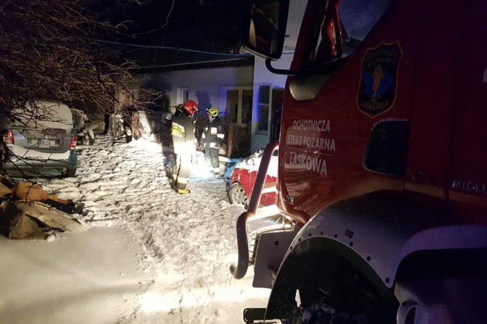 Zapaliła się ściana budynku i schody. Pożar szybko opanowano - zdjęcie 5